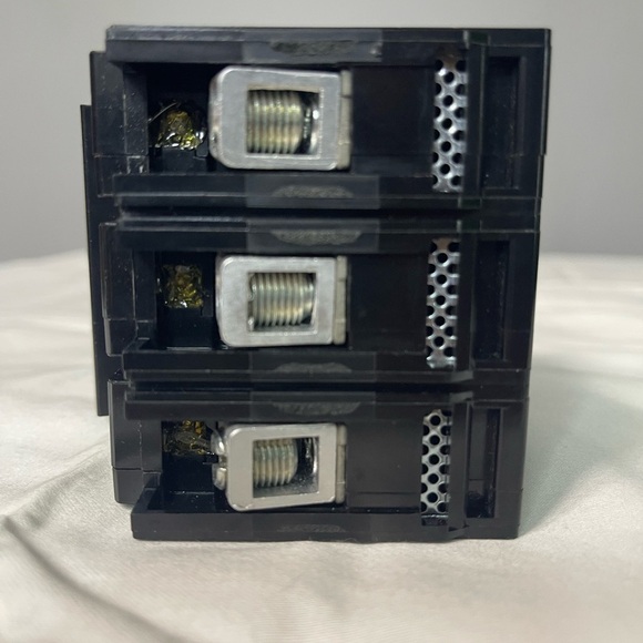 New 30 amp 3 pole circuit breaker plug in 60947-2 - Picture 5 of 9